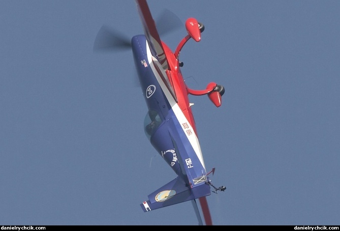 Extra 330