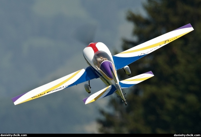 Extra 300 (RC model)