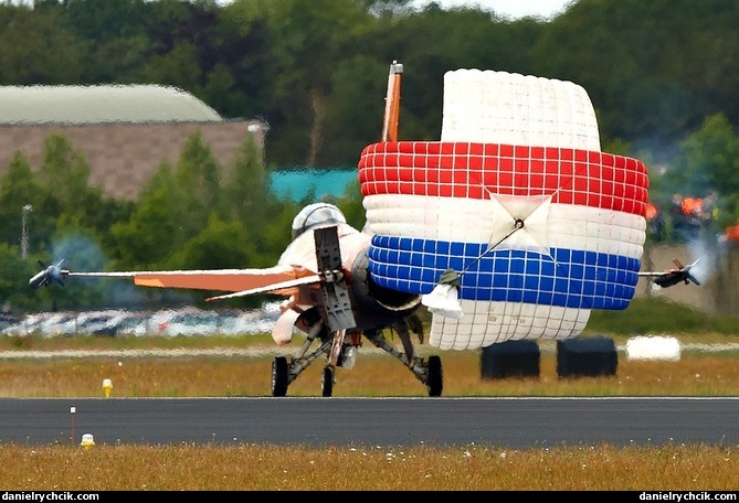 RNLAF F-16C solo display