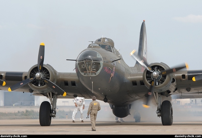 Boeing B-17G Flying Fortress 'Pink Lady'