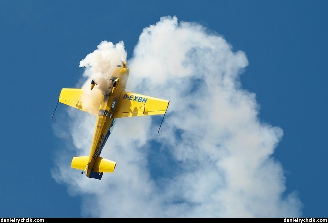 Extra 300L (Henry Bohlig)